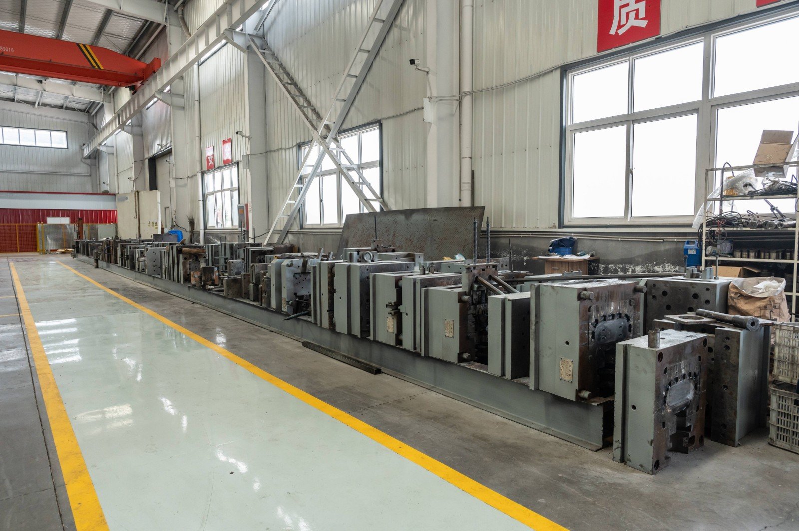 新厂模具区2(压缩放网站) 新厂模具区2(压缩放网站)