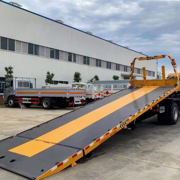 Dongfeng Tianjin three-axle tow truck