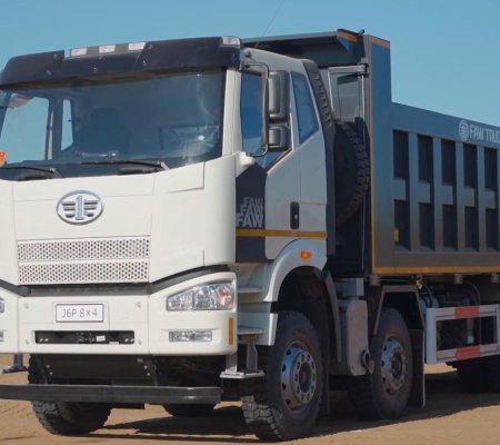 Why Straight Trucks Excel Over Truck Tractors in Urban Construction