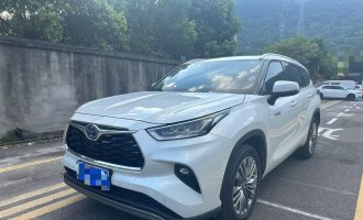 Toyota Highlander 2022 model year, dual hybrid, 2.5 L, all-wheel drive, premium version, 7 seats