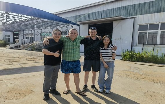 Los clientes visitan nuestra fábrica de camas Murphy