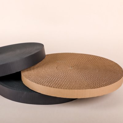 Bow-shaped cat scratching post