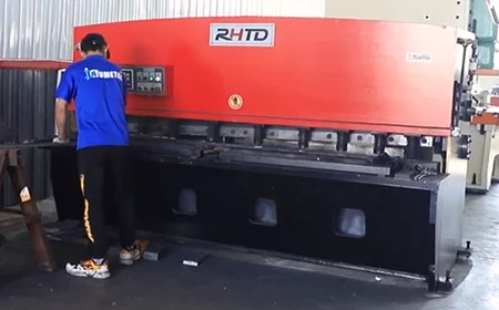 Hydraulic swing beam shear