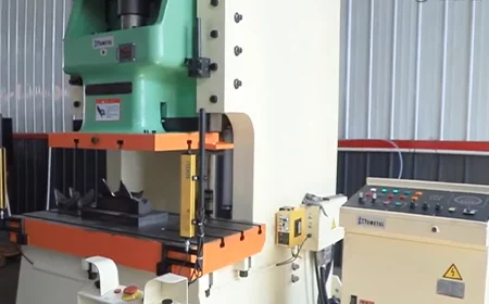 Open back press with fixed bed