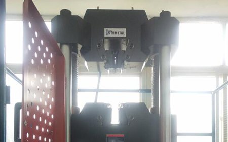Hydraulic universal testing machine