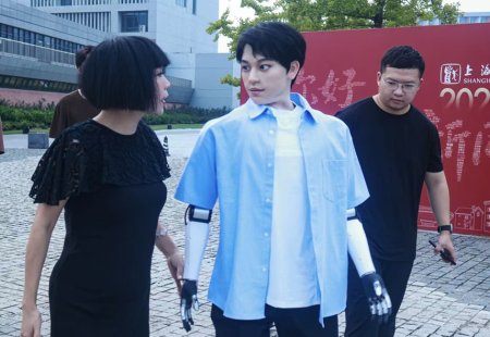  China's first robot PhD student embarks on artistic AI journey