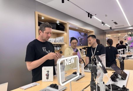 Xinhua Headlines: Foreign visitors snap up Chinese tech products