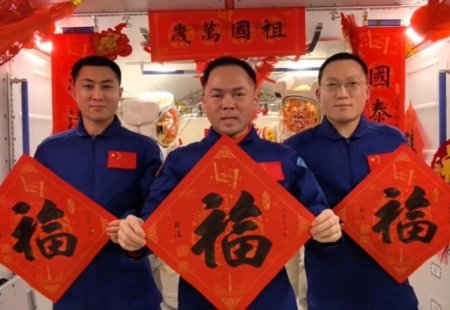 China Focus: Space station crew rings in Year of the Horse with best wishes, fresh cake