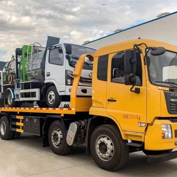  Dongfeng Tianjin three-axle tow truck