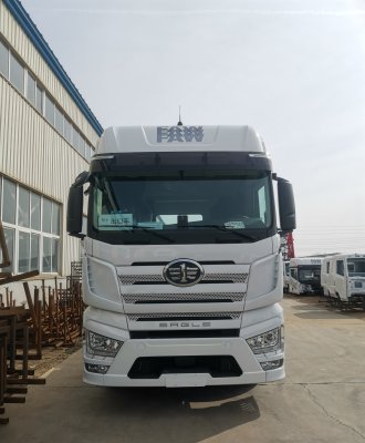 Straight Truck vs Truck Tractor: Which Is Best for Urban Deliveries in 2025?