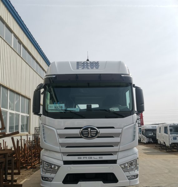 Straight Truck vs Truck Tractor: Which Is Best for Urban Deliveries in 2025?