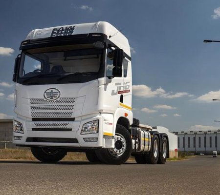 Why Straight Trucks Beat Truck Tractors for Local Construction Projects
