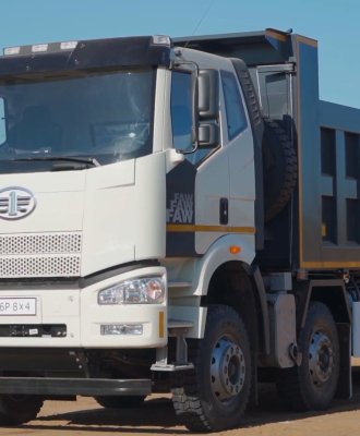 Why Straight Trucks Excel Over Truck Tractors in Urban Construction