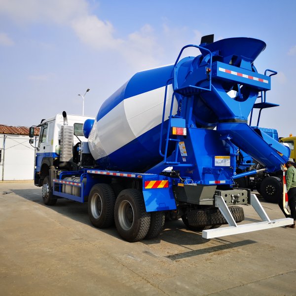 Sinotruk Compact Concrete Mixer - 10 Wheeler Construction Vehicle 