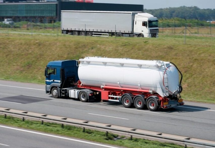 Maximizing Efficiency in Liquid and Powder Hauling