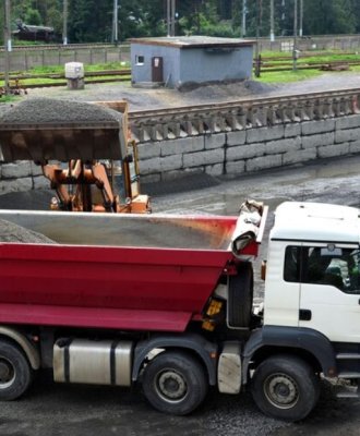 Top Trucks for Hauling Construction Materials Efficiently