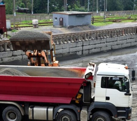 Top Trucks for Hauling Construction Materials Efficiently