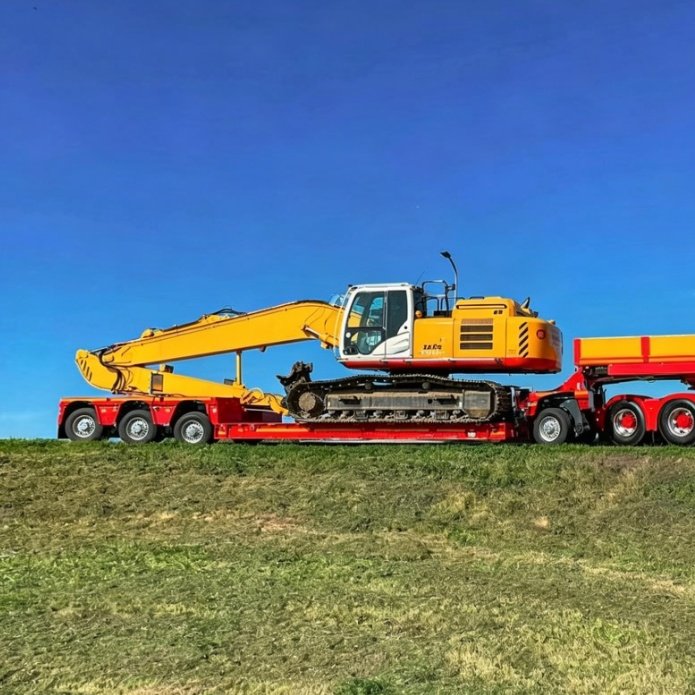 3-axle Lowbed Semi-Trailer with wide ramps and strong deck plates