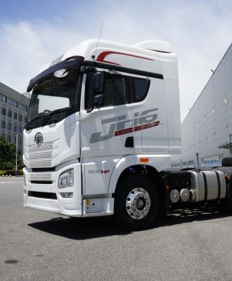 Strategic Fleet Synergy: EV and Traditional Heavy Trucks for Diverse Operations