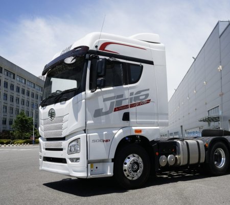 Strategic Fleet Synergy: EV and Traditional Heavy Trucks for Diverse Operations