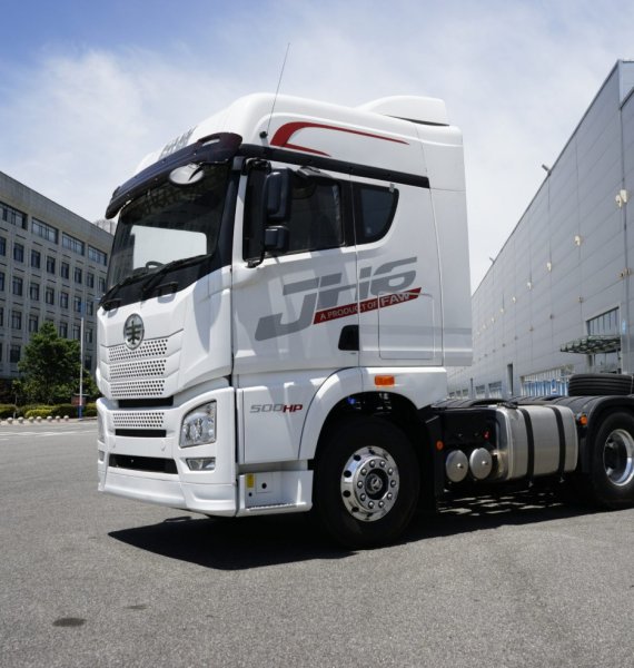 Strategic Fleet Synergy: EV and Traditional Heavy Trucks for Diverse Operations