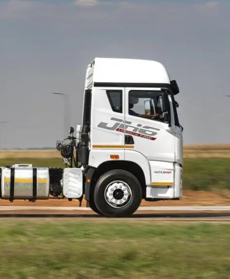 Streamline Your Fleet: Why a One-Stop Partner Beats Multi-Vendor Truck Sourcing