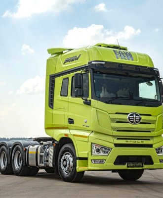 Understanding Truck Tractors: How Logistics Companies Optimize Heavy Transport & Fleet ROI