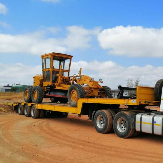 Lowbed trailer deck height and hydraulic loading ramps for heavy equipment