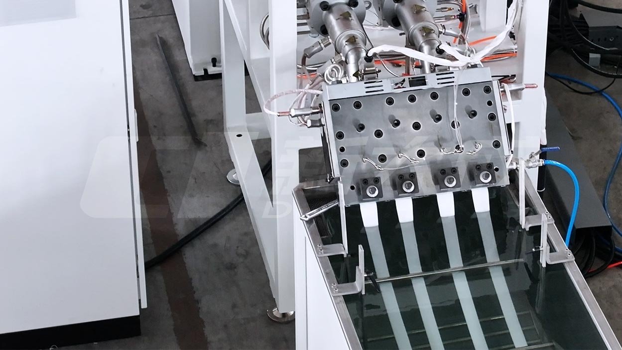 1 out 4 PP strapping making machine