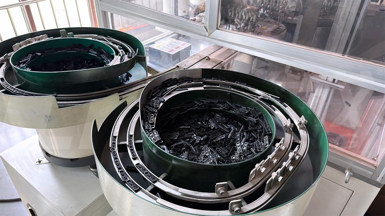 Pressure-regulating elastic component installation
